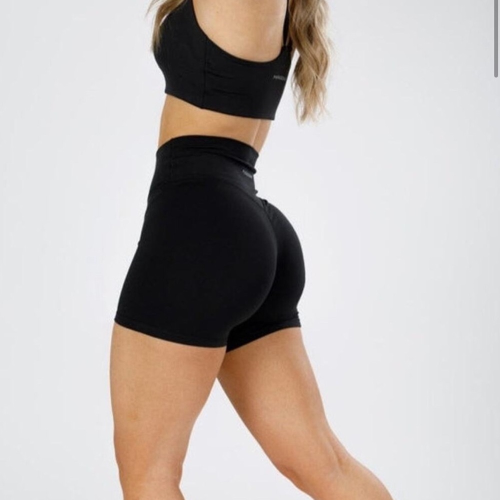 Paragon Fitwear NWT Reluna Original Sculptseam High Waist 5” Short
Zero flaws